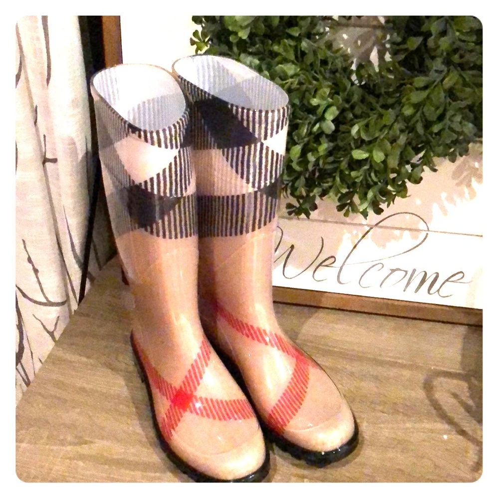 Like new Burberry rain boots. Used once.